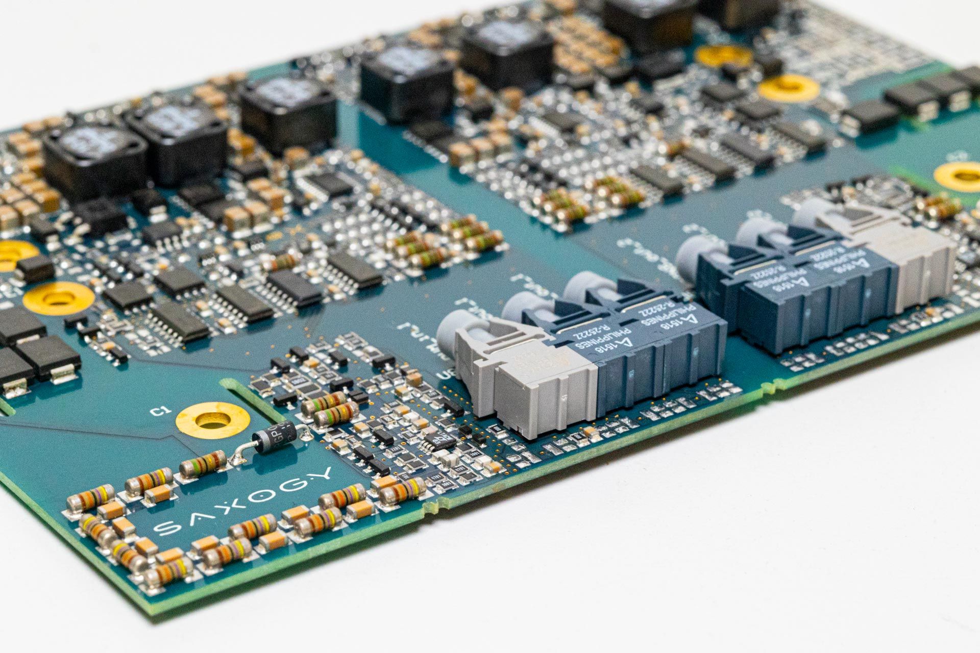 Kundenspezifisches Entwicklungsprojekt eines IGBT-Gatetreibers für Sonderanwendungen - SAXOGY